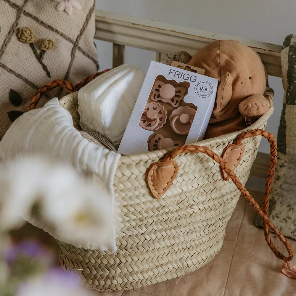 Σετ πιπίλας FRIGG Floral heart Blush (4-pack) baby box