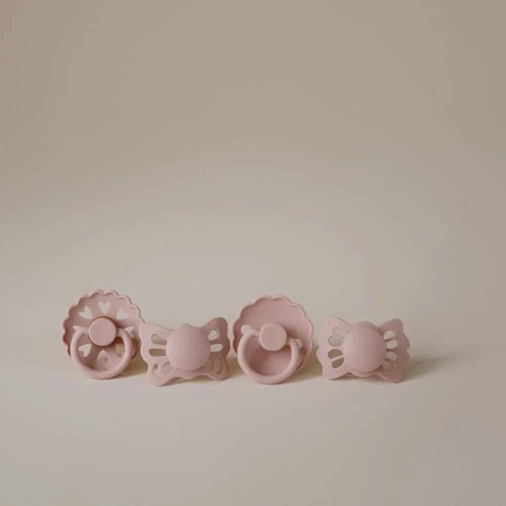 Σετ πιπίλας FRIGG Floral heart Blush (4-pack) baby box