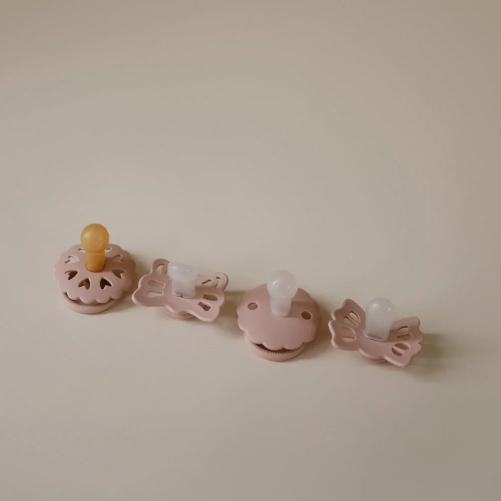 Σετ πιπίλας FRIGG Floral heart Blush (4-pack) baby box