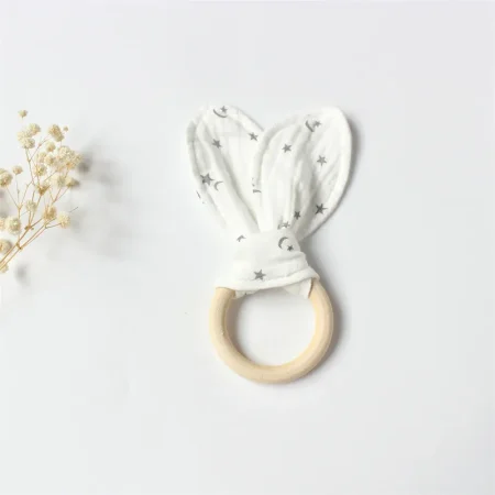 λευκό μασητικό παιχνίδι με αστεράκια και φεγγαράκια babybox.gr