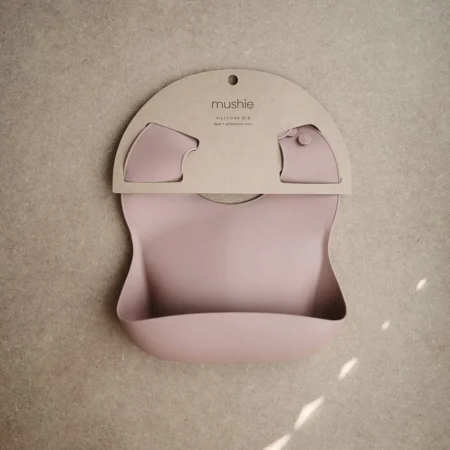 Mushie Σαλιάρα σιλικόνης Blush babybox.gr