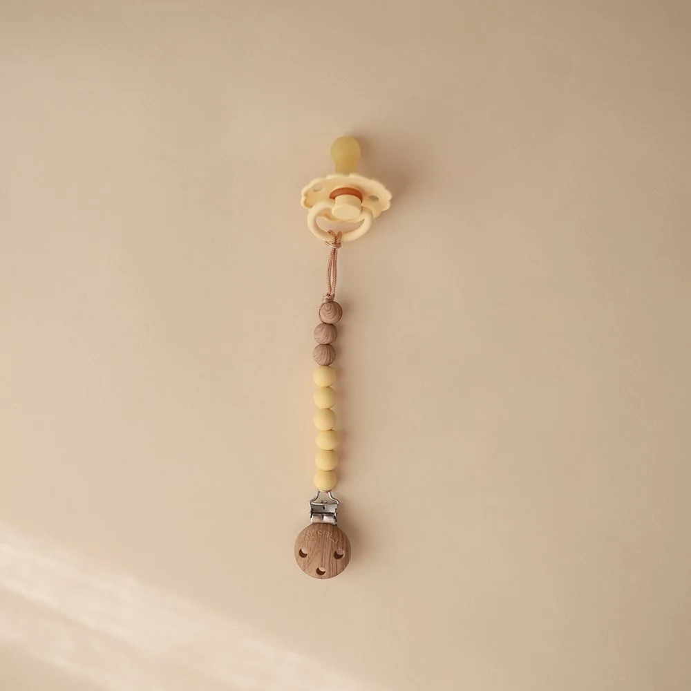 Mushie κλιπ πιπίλας Eva Mustard Yellow babybox.gr