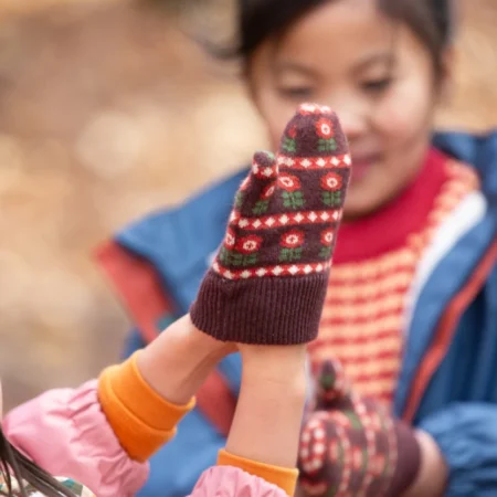 Πλεκτά Γαντάκια από Βιολογικό Βαμβάκι Little Green Radicals Collecting Flowers babybox.gr